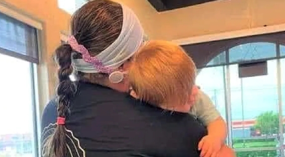 Kellnerin aus Texas wiegt pingeligen Jungen, damit seine Mutter endlich essen kann: 'Ein weiterer Schutzengel bei der Arbeit'